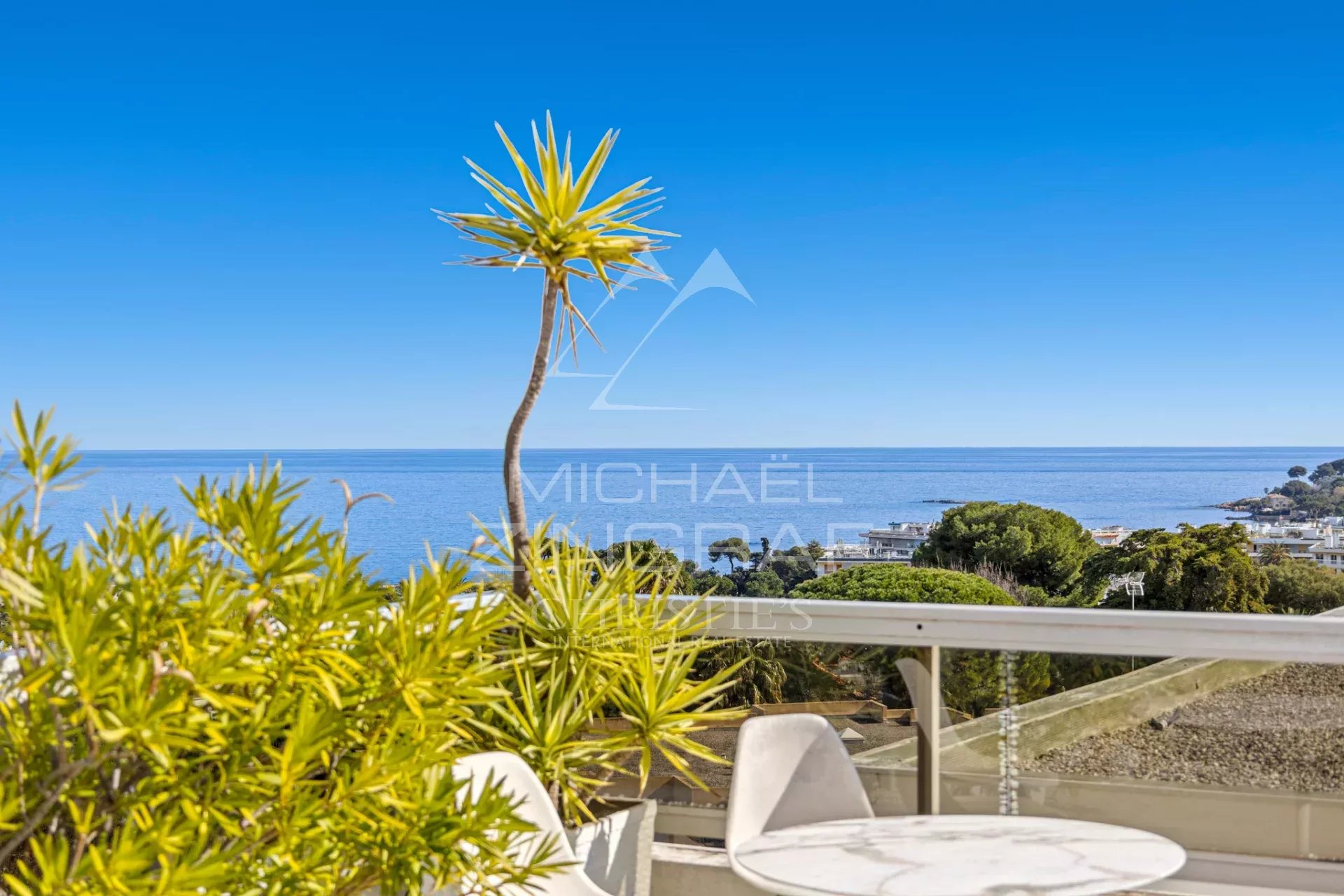 Villa sur le toit avec vue mer à Antibes Vue panoramique sur la mer depuis une terrasse avec des plantes à Antibes.