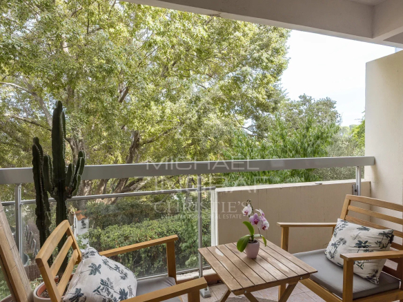 Balcon d'un appartement à Cap d'Antibes avec vue sur un parc arboré.