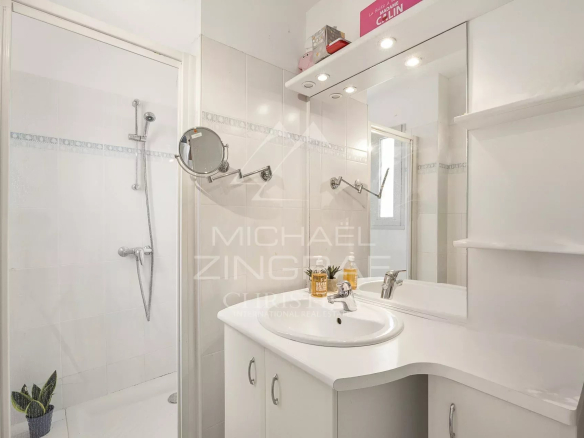 Salle de bain moderne avec douche et lavabo dans un appartement au Cap d'Antibes.