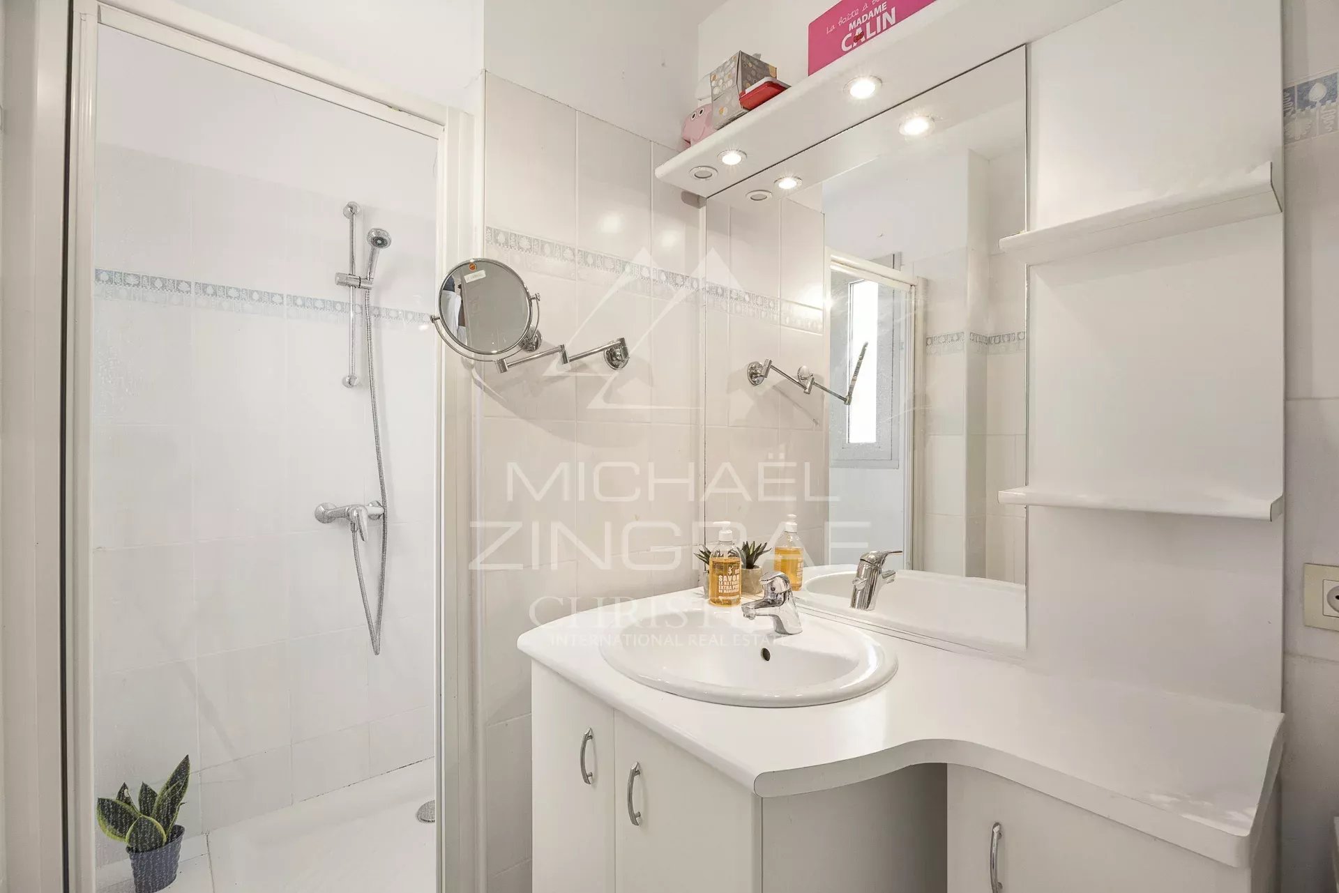 Salle de bain moderne avec douche et lavabo dans un appartement au Cap d'Antibes.