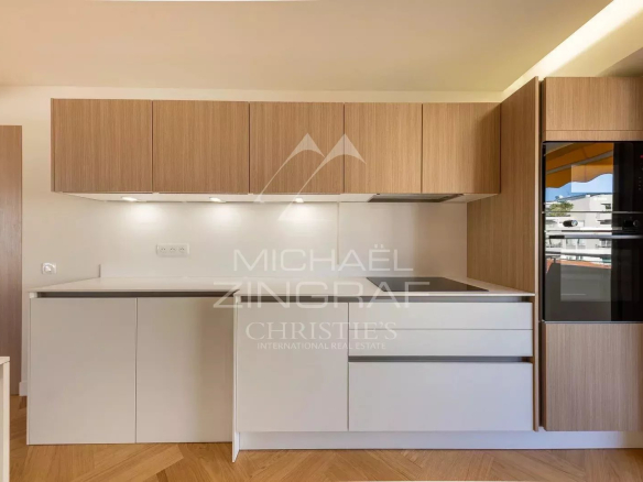 Modern and fully equipped kitchen in a renovated apartment in Antibes.
