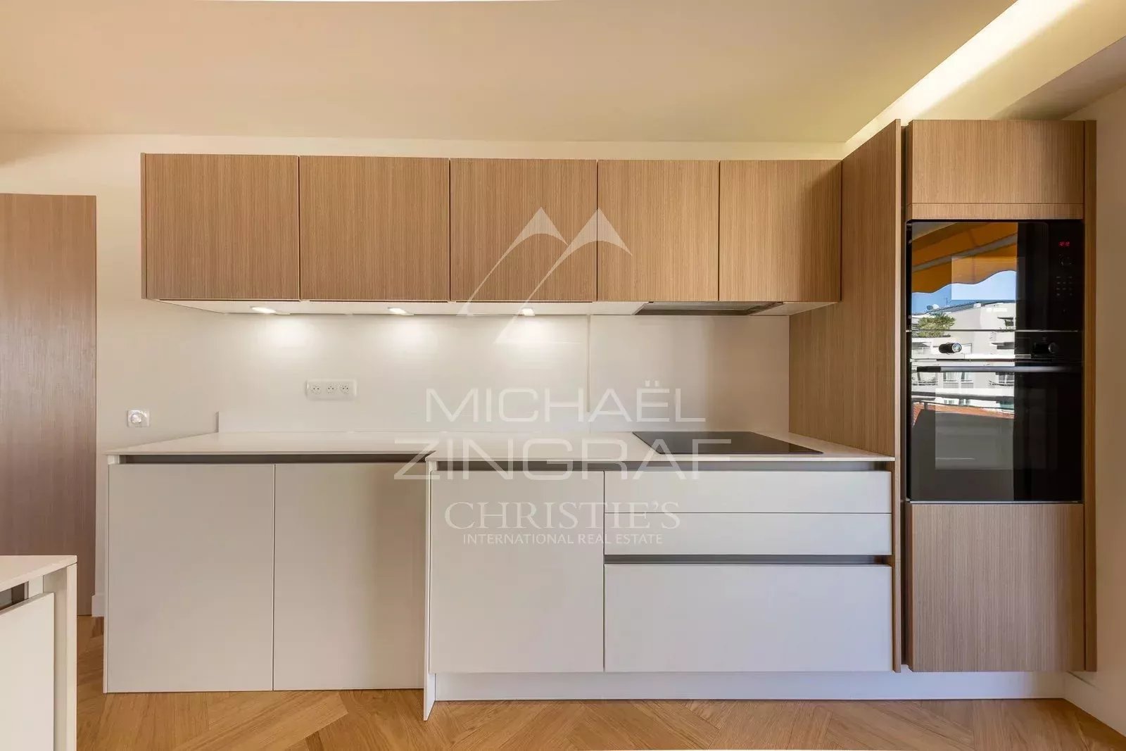 Modern and fully equipped kitchen in a renovated apartment in Antibes.