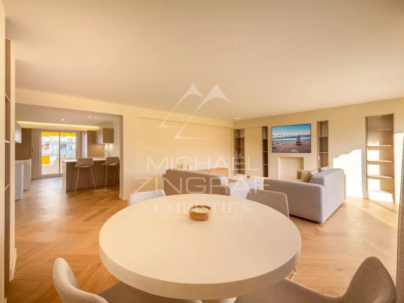 Interior of a renovated apartment in Antibes, with a bright living room and modern kitchen.