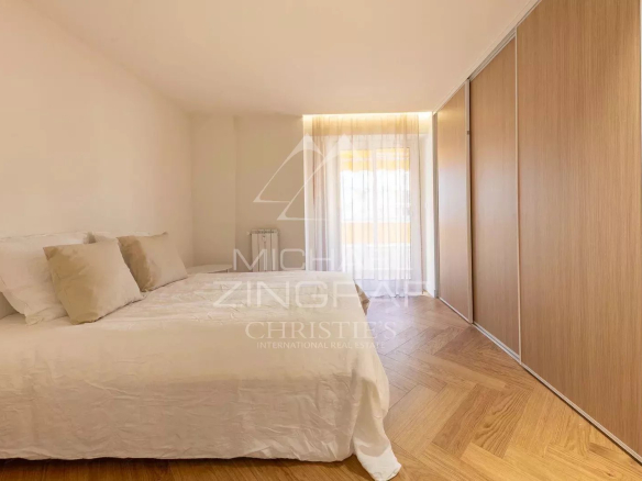 Room in a renovated apartment in Antibes with bed and built-in wardrobe.