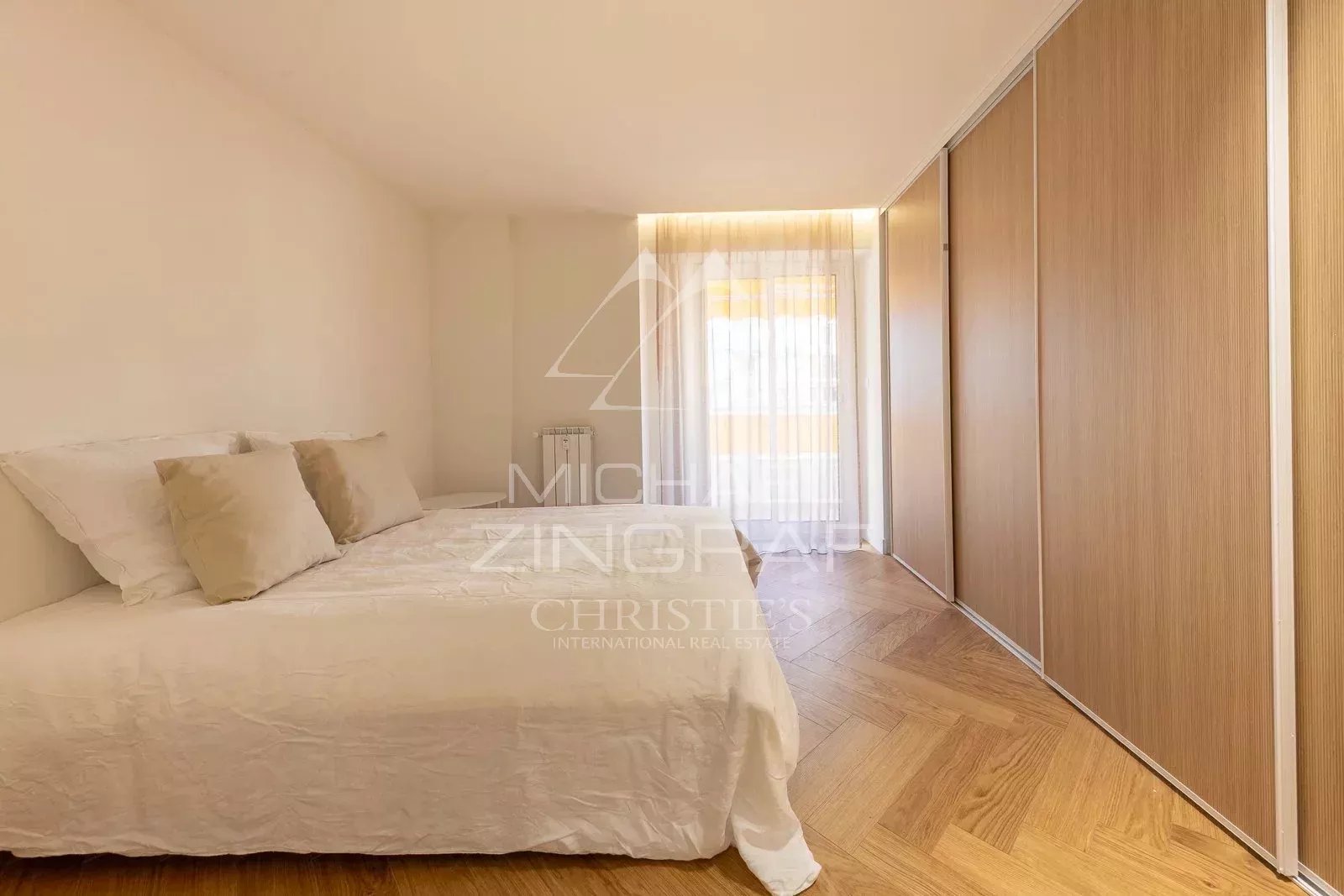 Room in a renovated apartment in Antibes with bed and built-in wardrobe.