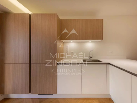 Modern and fully equipped kitchen in a renovated apartment in Antibes.