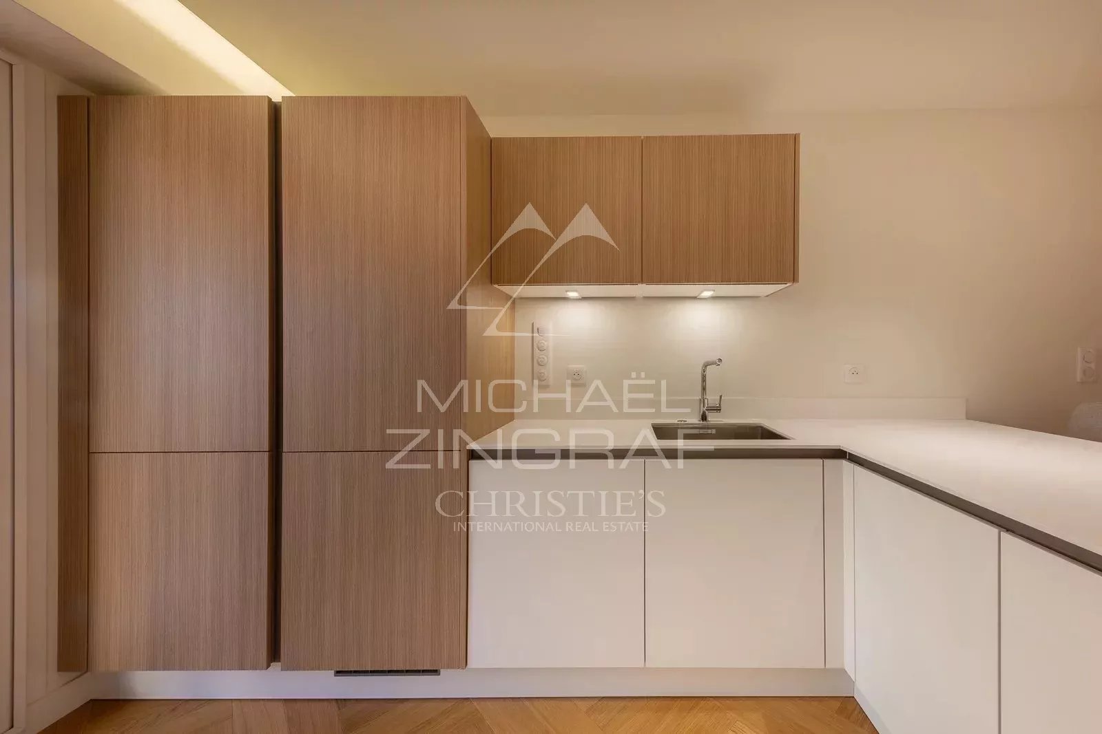 Modern and fully equipped kitchen in a renovated apartment in Antibes.