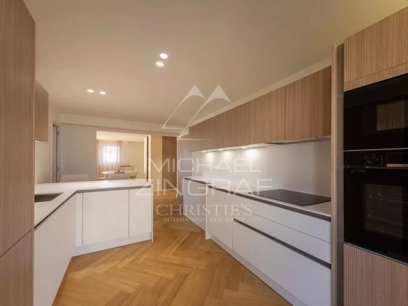 Modern and fully equipped kitchen in a renovated apartment in Antibes.