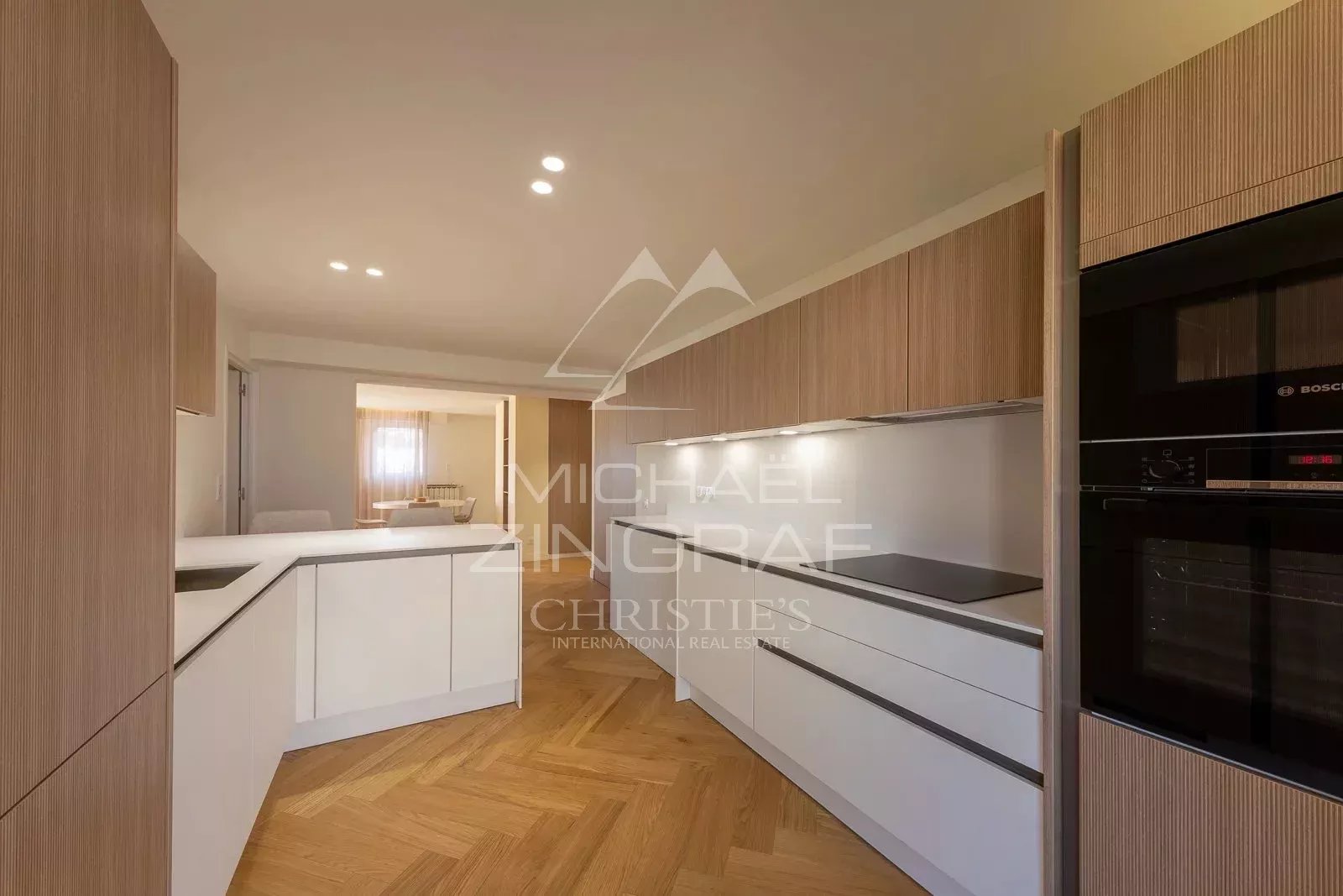 Modern and fully equipped kitchen in a renovated apartment in Antibes.