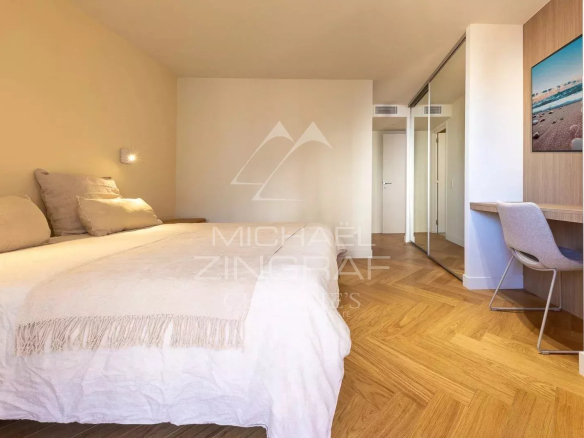 Room in a renovated apartment in Antibes, with double bed and desk.