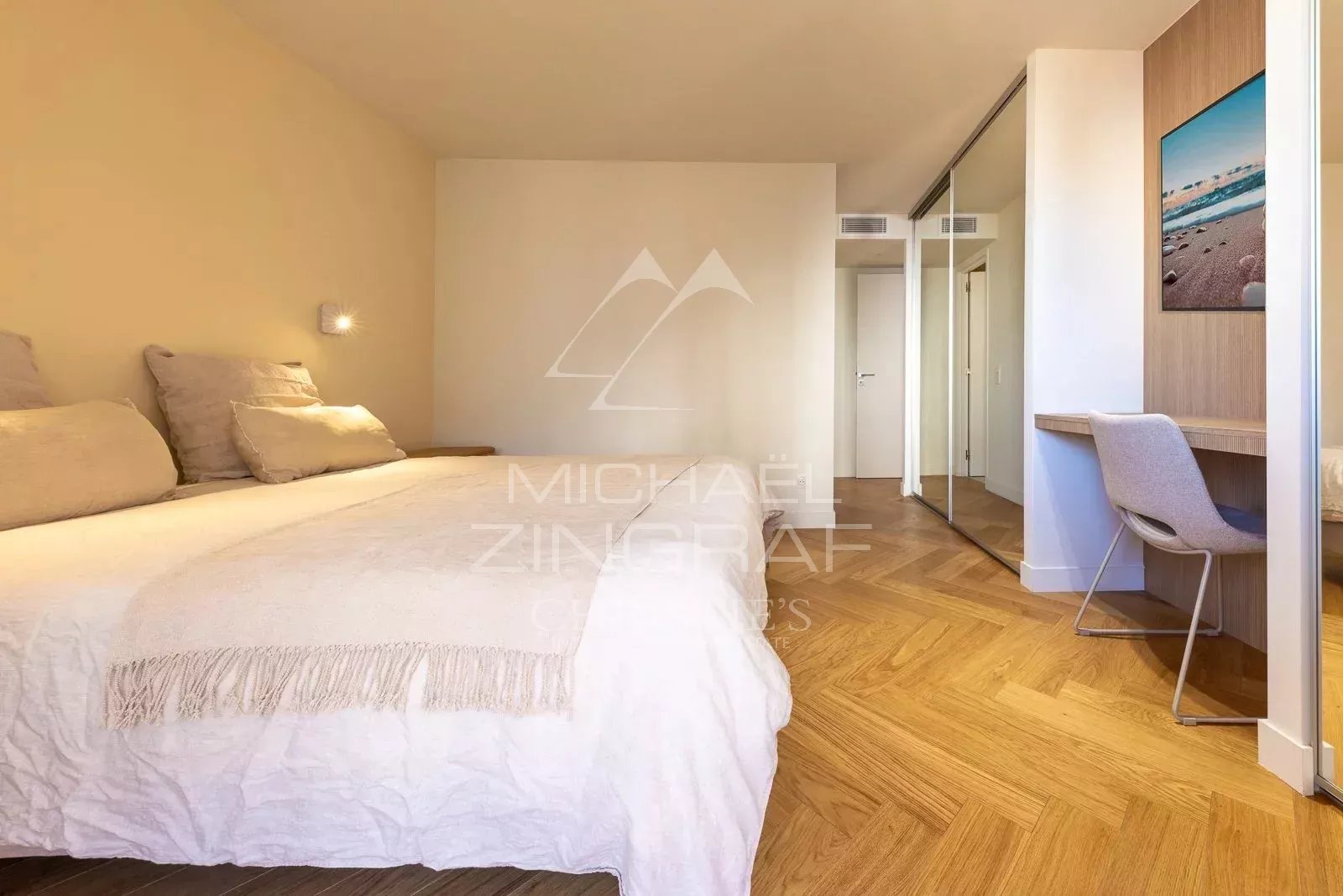 Room in a renovated apartment in Antibes, with double bed and desk.