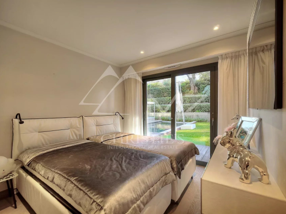 Chambre d'un appartement de luxe avec accès à un jardin, Parc du Cap, Antibes.