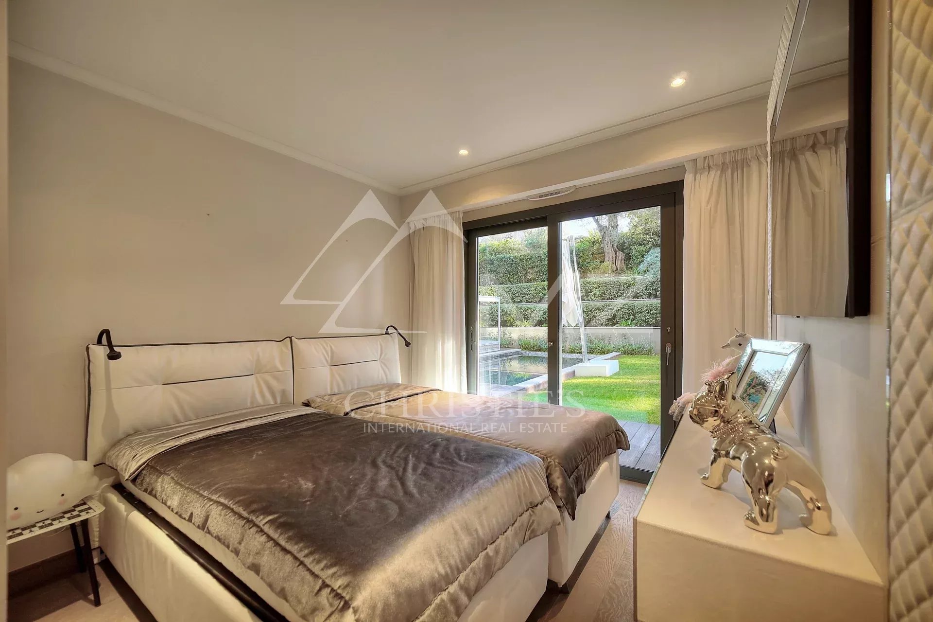 Chambre d’appartement au Parc du Cap, Antibes Chambre d'un appartement de luxe avec accès à un jardin, Parc du Cap, Antibes.