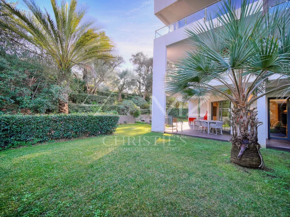 Appartement rez-de-jardin avec jardin et palmiers à Antibes