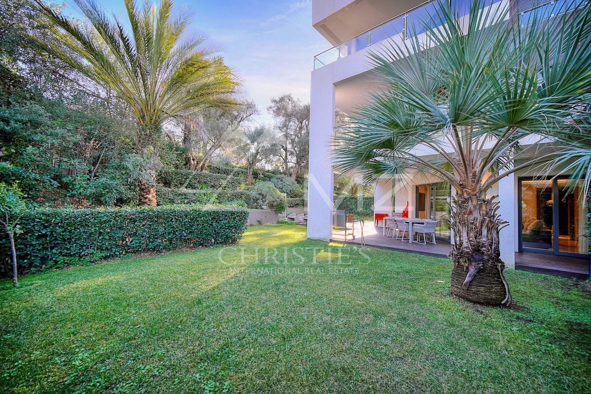 Appartement rez-de-jardin à Antibes Appartement rez-de-jardin avec jardin et palmiers à Antibes