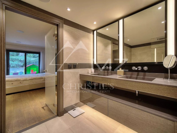 Salle de bain moderne d'un appartement avec miroir et lavabo, rez-de-jardin à Antibes.