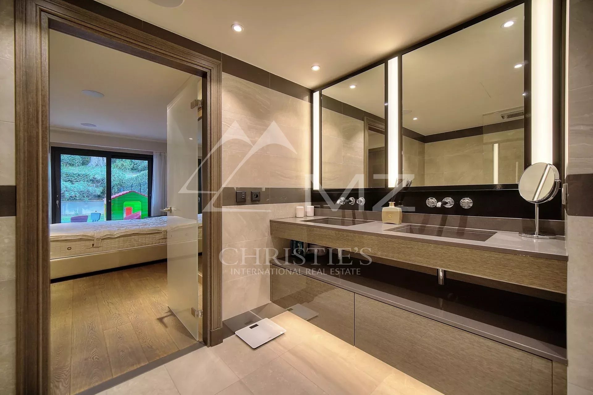 Salle de bain d’un appartement au Parc du Cap Salle de bain moderne d'un appartement avec miroir et lavabo, rez-de-jardin à Antibes.