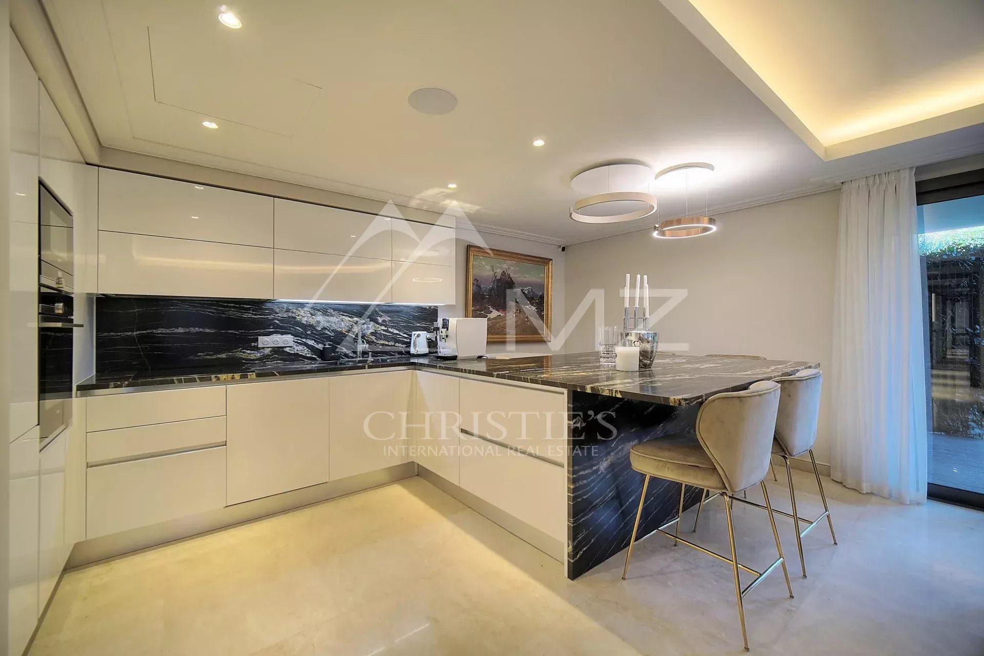 Cuisine d’un appartement à vendre à Antibes Cuisine moderne d'un appartement rez-de-jardin à Antibes, avec un îlot central et des équipements haut de gamme.