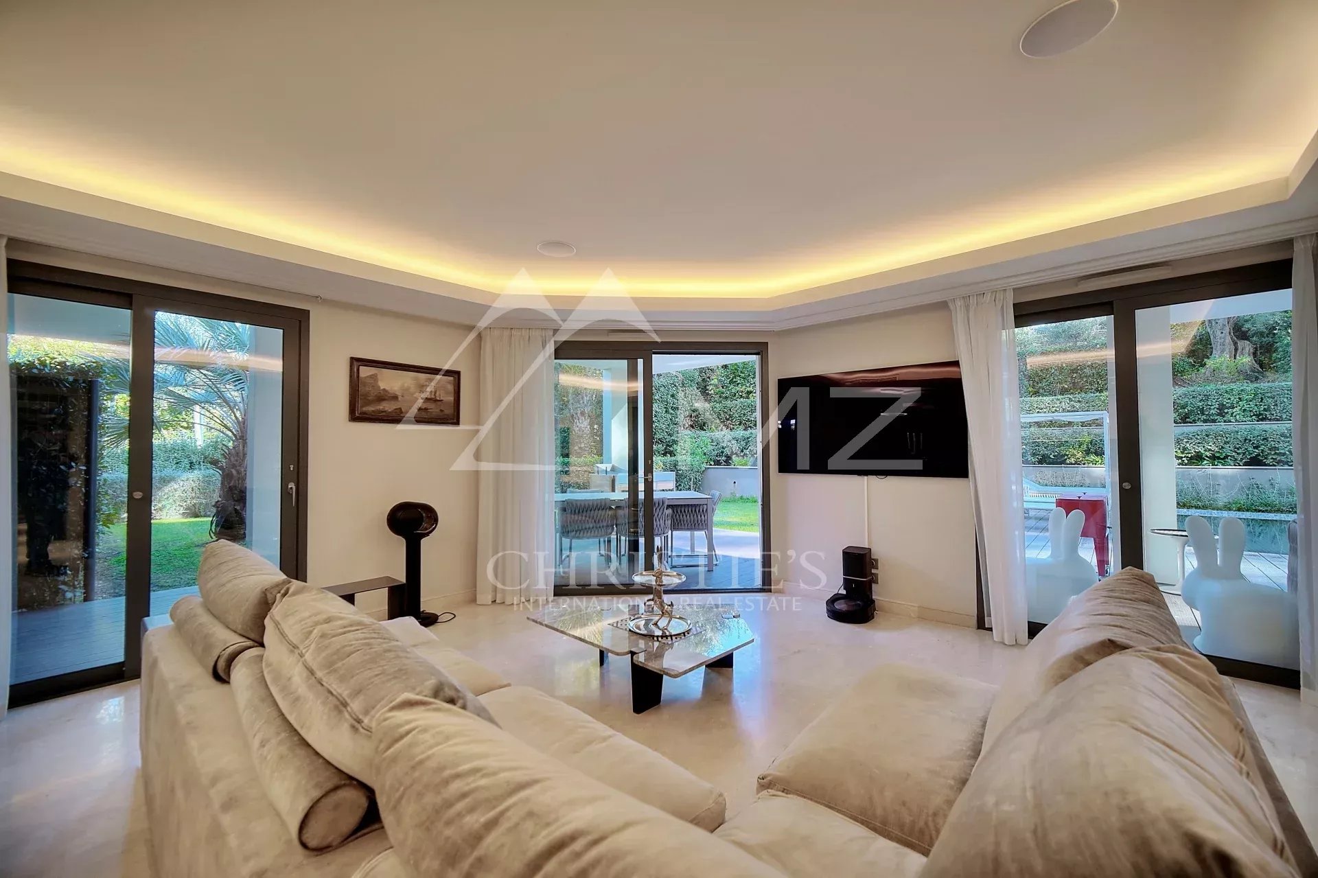 Appartement moderne à Antibes Intérieur d'un appartement moderne avec un salon lumineux et accès à un jardin.
