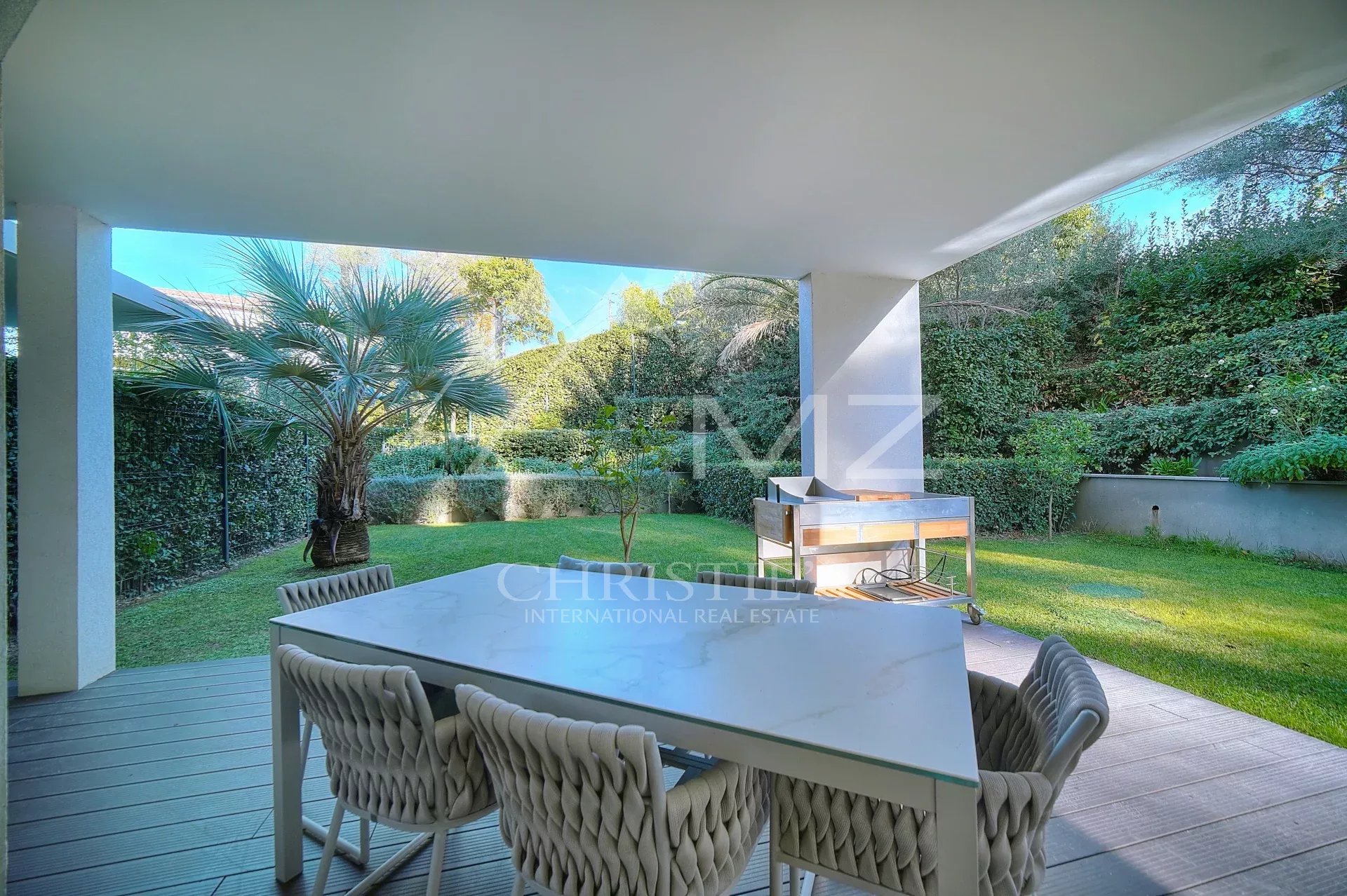 Terrasse d’appartement à Antibes Terrasse d'un appartement avec mobilier de jardin et jardin verdoyant à Antibes.