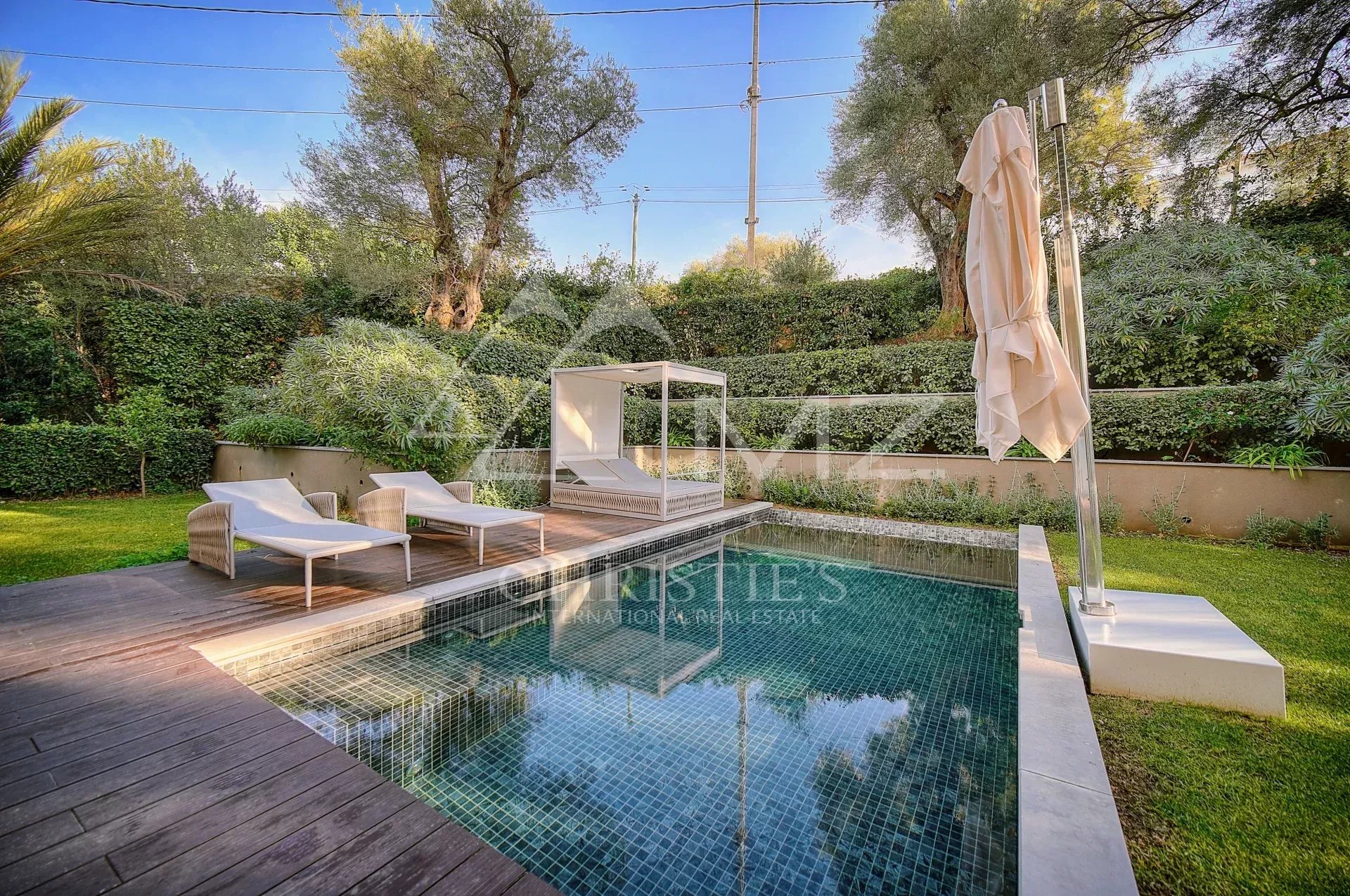 Appartement avec piscine au Parc du Cap Piscine et transats dans un jardin d'appartement au Parc du Cap à Antibes.