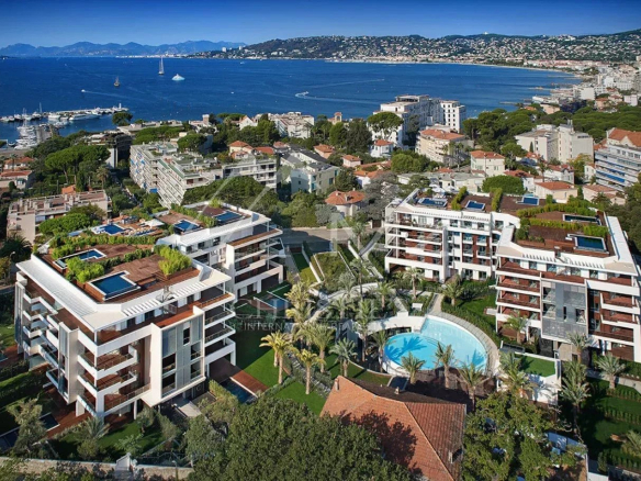 Vue aérienne du complexe résidentiel Parc du Cap à Antibes, avec piscines et espaces verts.