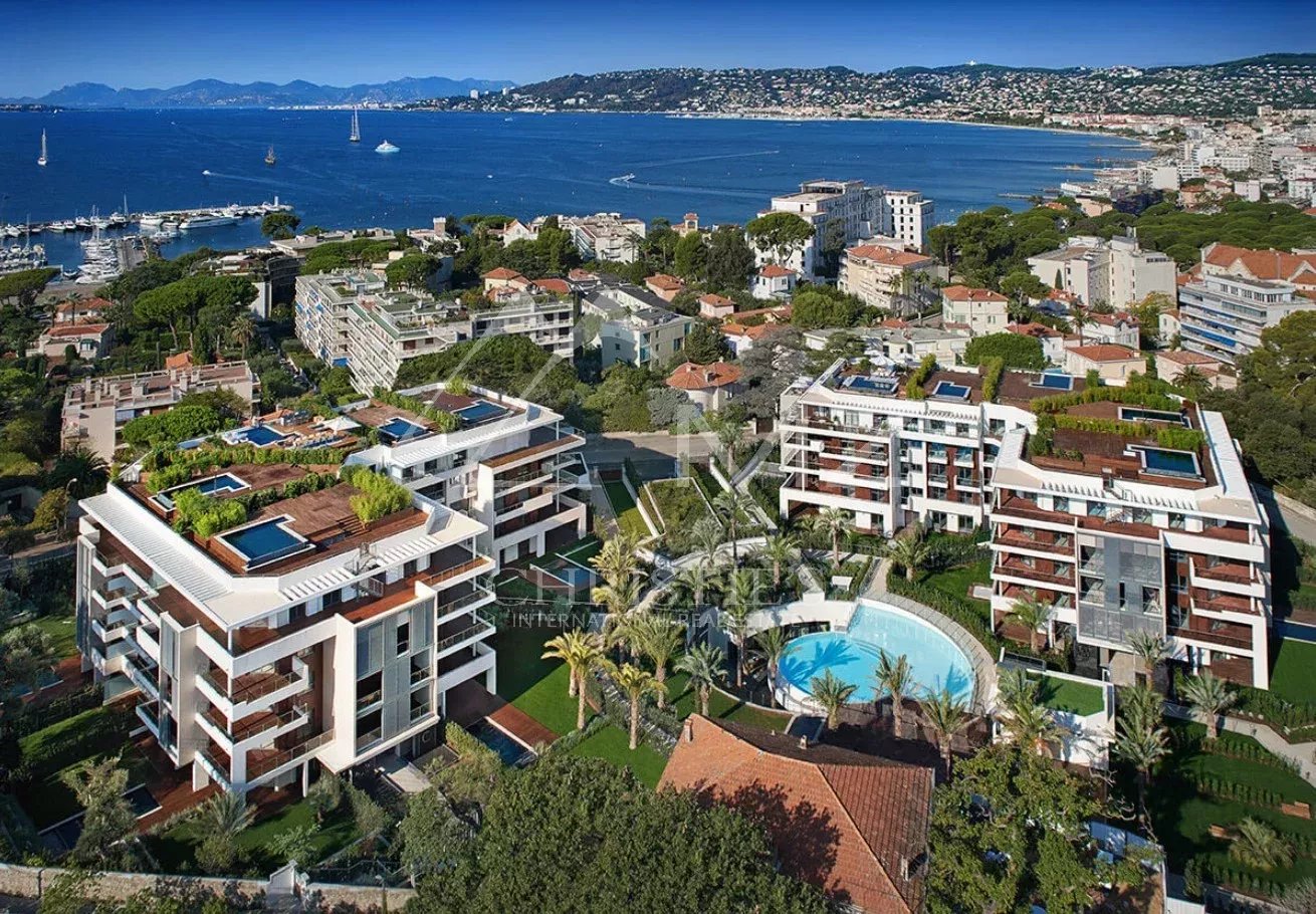Complexe résidentiel Parc du Cap à Antibes Vue aérienne du complexe résidentiel Parc du Cap à Antibes, avec piscines et espaces verts.