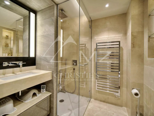 Salle de bain moderne avec douche en verre et lavabo dans un appartement à Antibes.