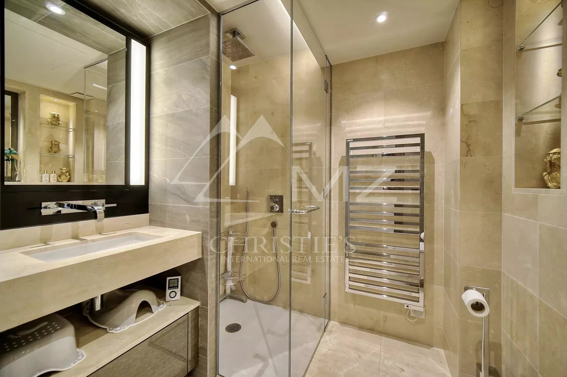 Salle de bain d’un appartement à Antibes Salle de bain moderne avec douche en verre et lavabo dans un appartement à Antibes.