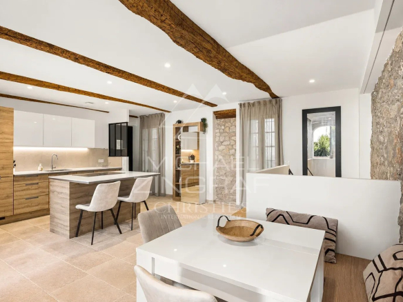 Intérieur d'un duplex à Antibes avec salon lumineux, cuisine moderne et salle à manger.
