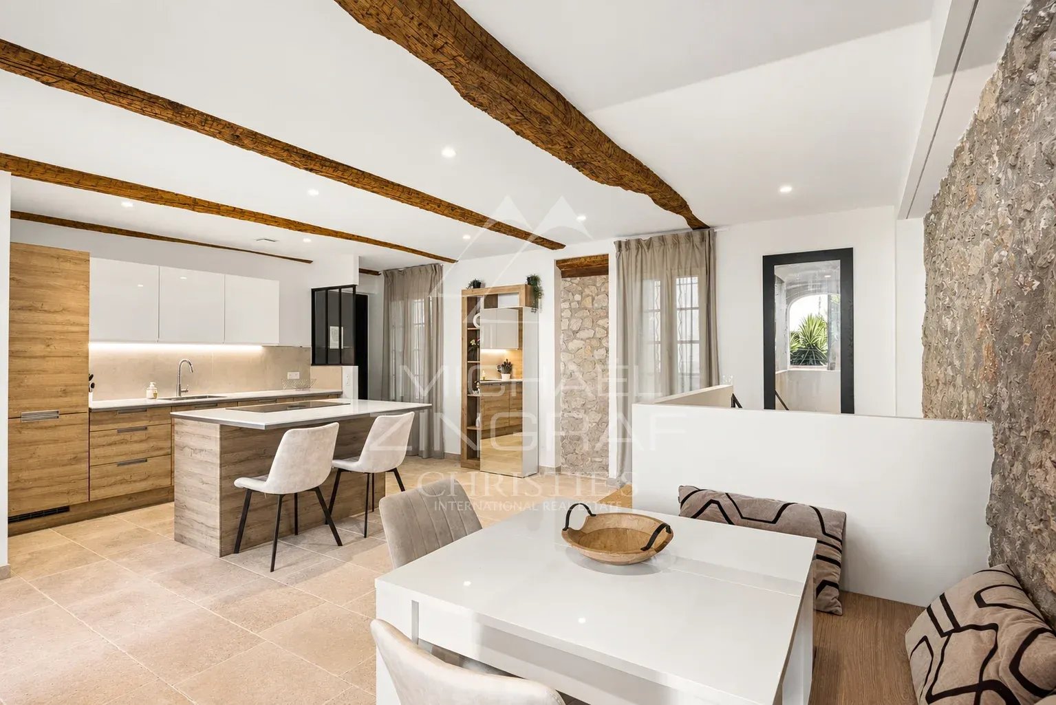 Duplex de charme à Antibes Intérieur d'un duplex à Antibes avec salon lumineux, cuisine moderne et salle à manger.
