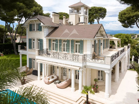 Belle Époque style property with swimming pool in Cap d'Antibes, surrounded by greenery.