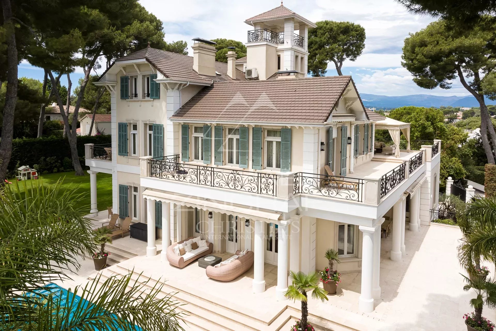 Belle Époque style property with swimming pool in Cap d'Antibes, surrounded by greenery.