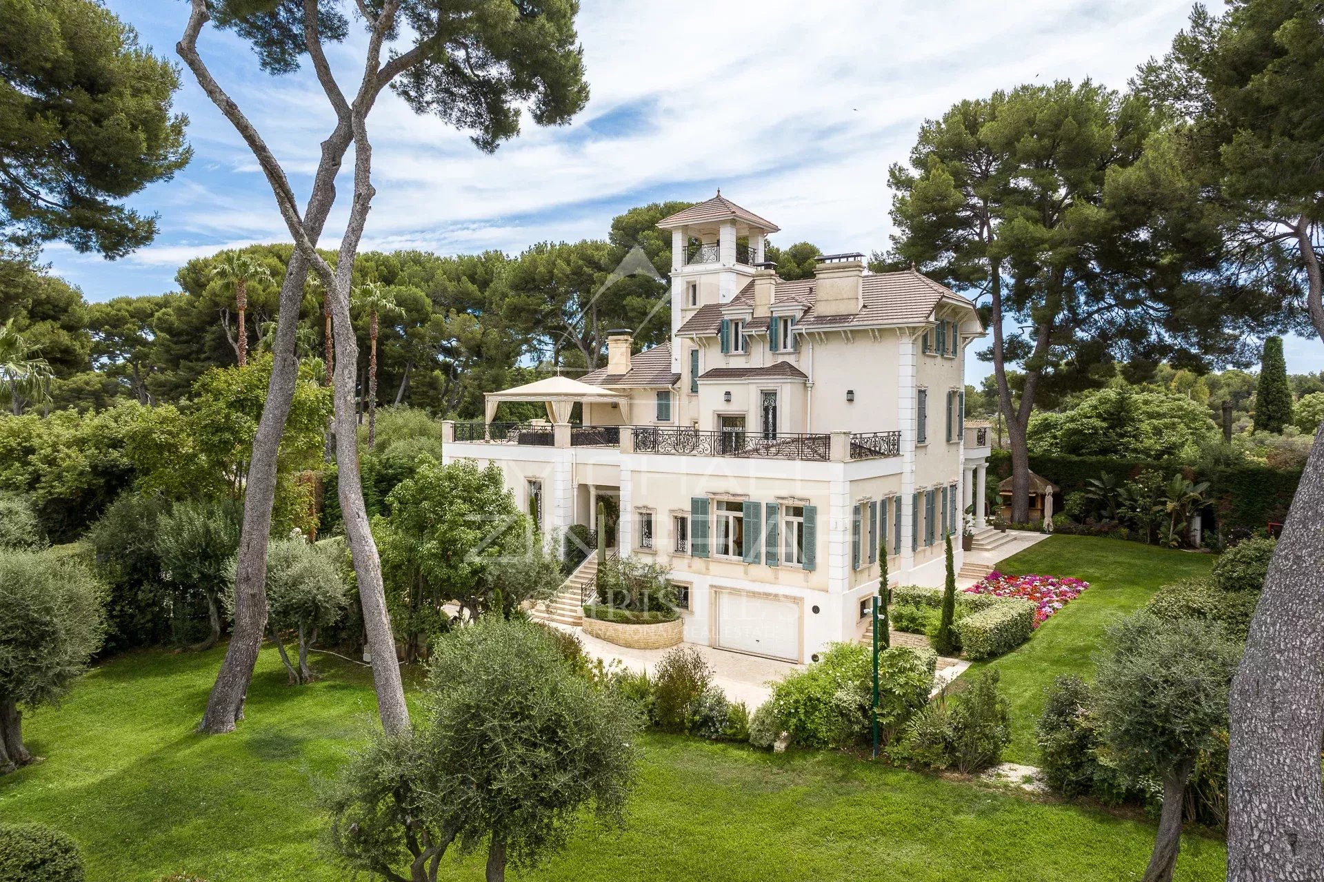 Belle Époque style property with swimming pool in a private estate in Cap d'Antibes.