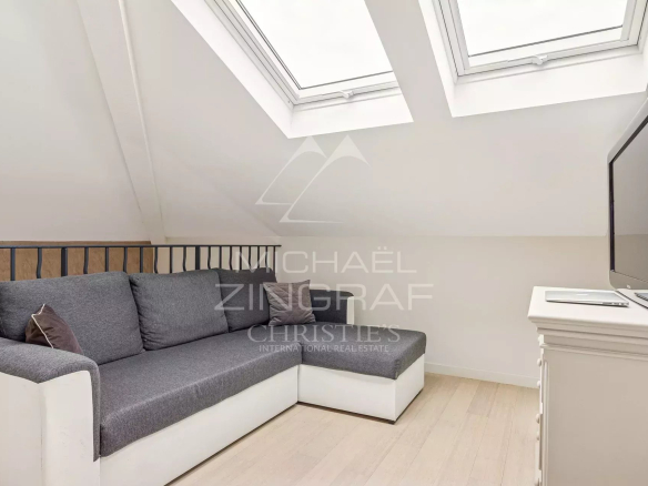 Intérieur d'une maison rénovée avec un salon et des fenêtres de toit.