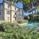 Cap d’Antibes versant Est – Appartement vue mer  au coeur d’une villa Belle Époque