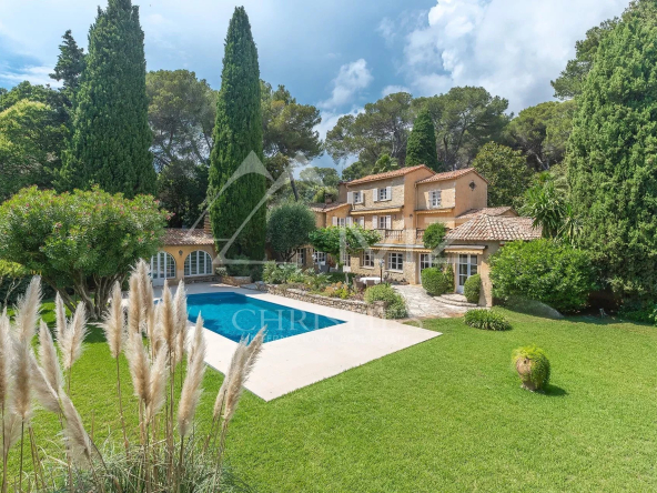 Demeure provençale nichée au cœur d’un domaine privé – Antibes