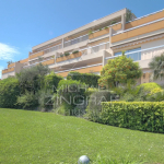 Antibes - Elegant 4 rooms with sea view