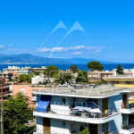 Cap d’Antibes – Adresse d’Exception en Dernier Étage, Vue Mer et Montagnes