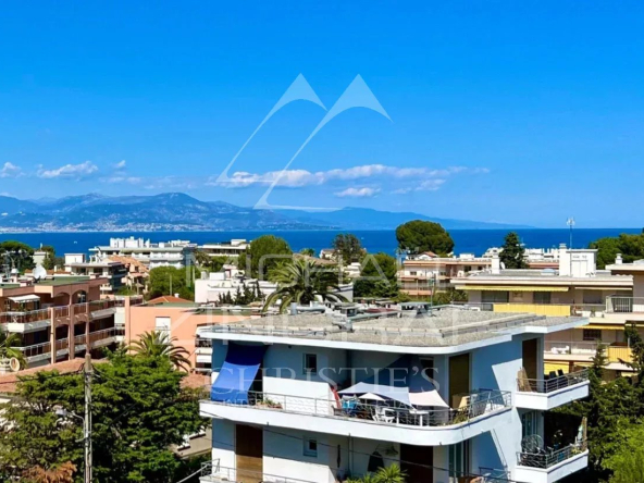 Cap d’Antibes – Adresse d’Exception en Dernier Étage, Vue Mer et Montagnes