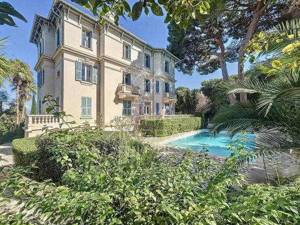 Cap d’Antibes versant Est – Appartement vue mer  au coeur d’une villa Belle Époque