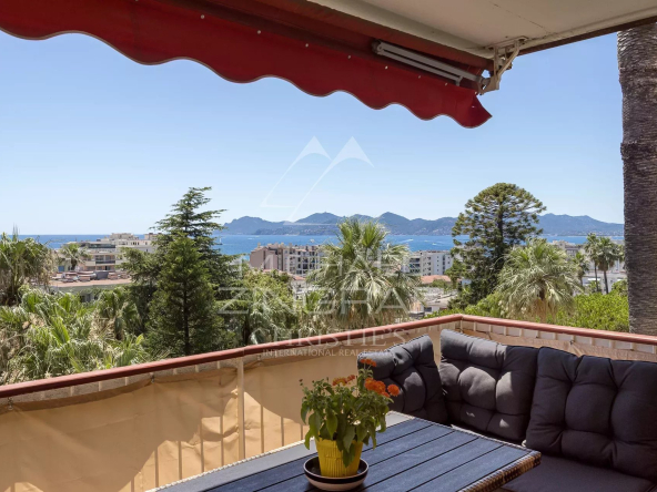 Cannes – Basse Californie – Superbe 3 pièces rénové avec vue mer panoramique