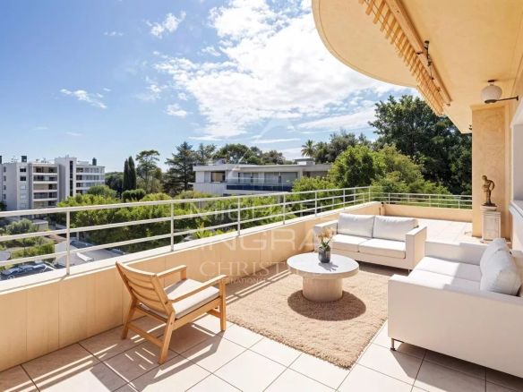 Cannes – Bel appartement au calme avec terrasse, jardin et aperçu mer