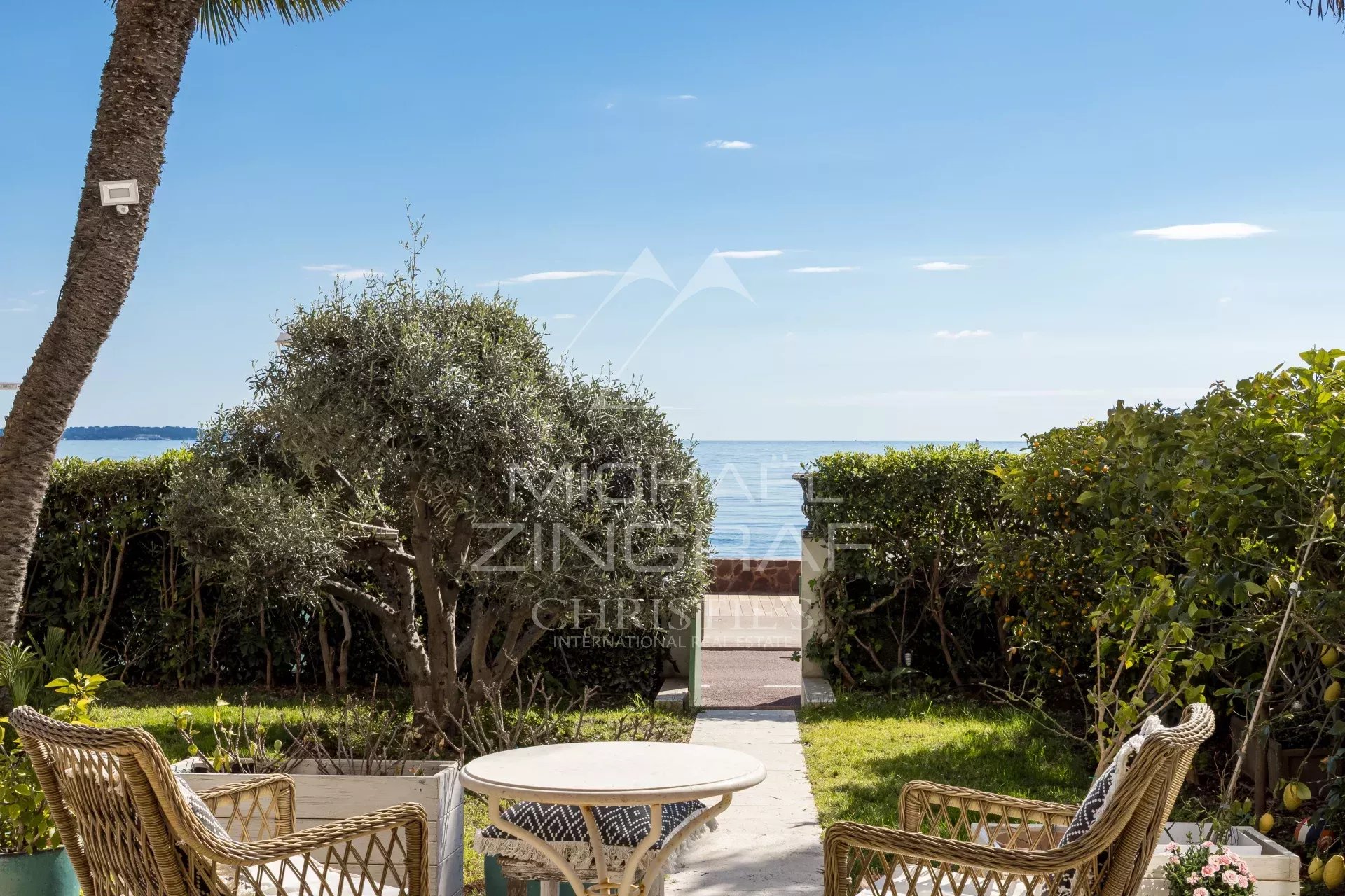 Cannes Palm Beach – Facing the sea, magnificent ground-floor apartment