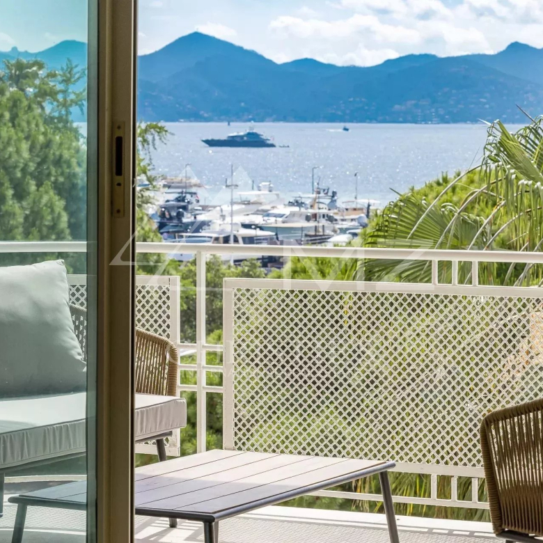 Quartier sought in Cavalaire: new villa with sea view