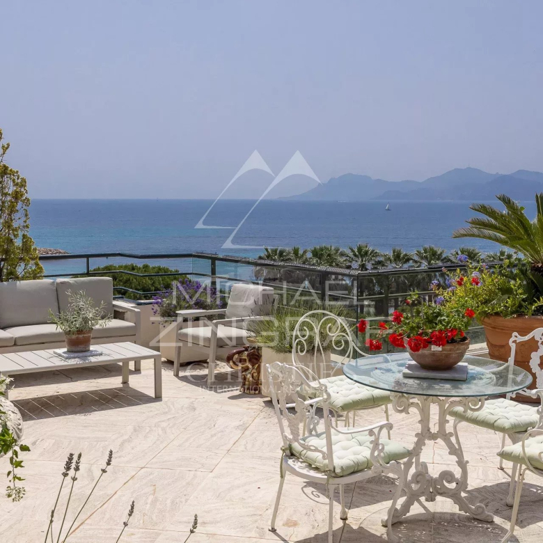 Cannes – Beautiful, quiet apartment with terrace, garden and partial sea view