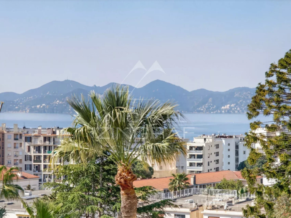 Cannes – Basse Californie – Superbe 3 pièces rénové avec vue mer panoramique