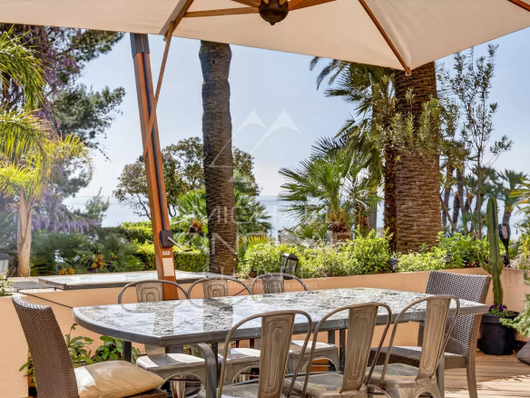 Cannes – Exceptional pied-à-terre facing the sea, luxury residence with direct access and swimming pool