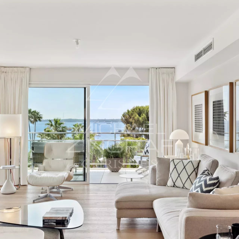 Cannes Croisette – Palm Beach – 4p fully renovated – Panoramic sea view.