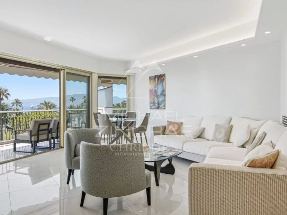 Cannes – Croisette – Elegant 3-room apartment facing the sea